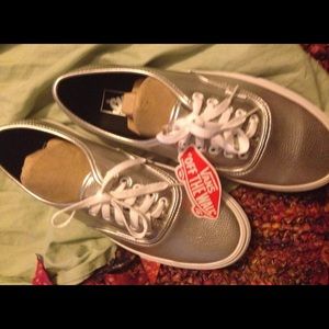 COPY - NWT Vans off the wall